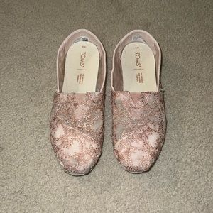 Sparkly pink lacy Toms